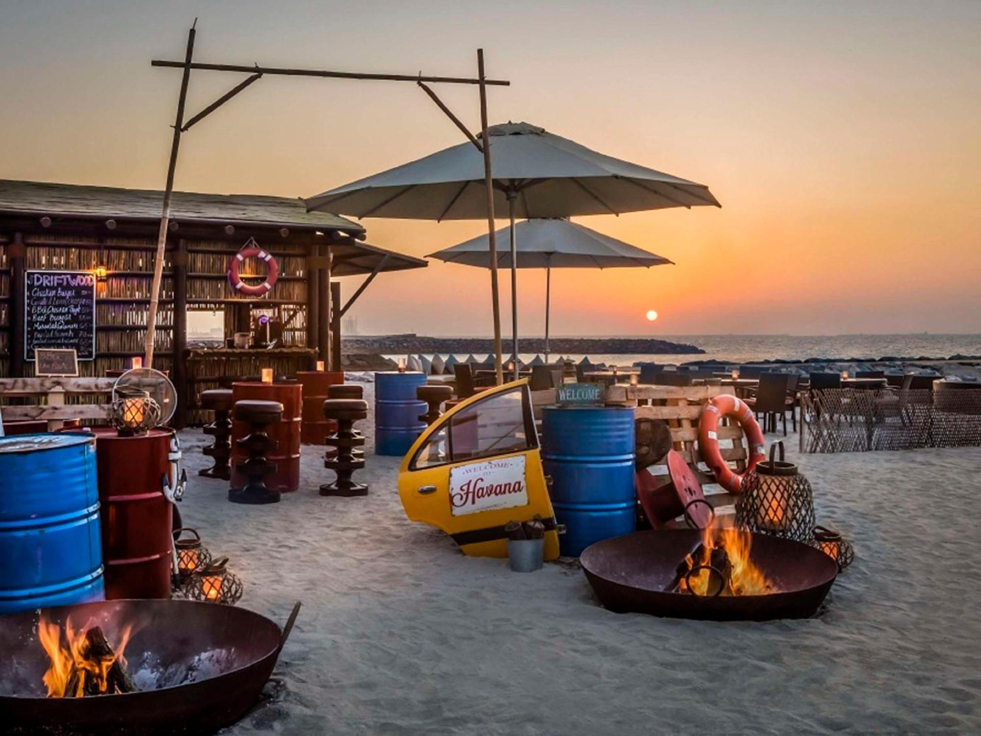 ホテル フェアモント アジュマーン エクステリア 写真 Sunset at the beach bar