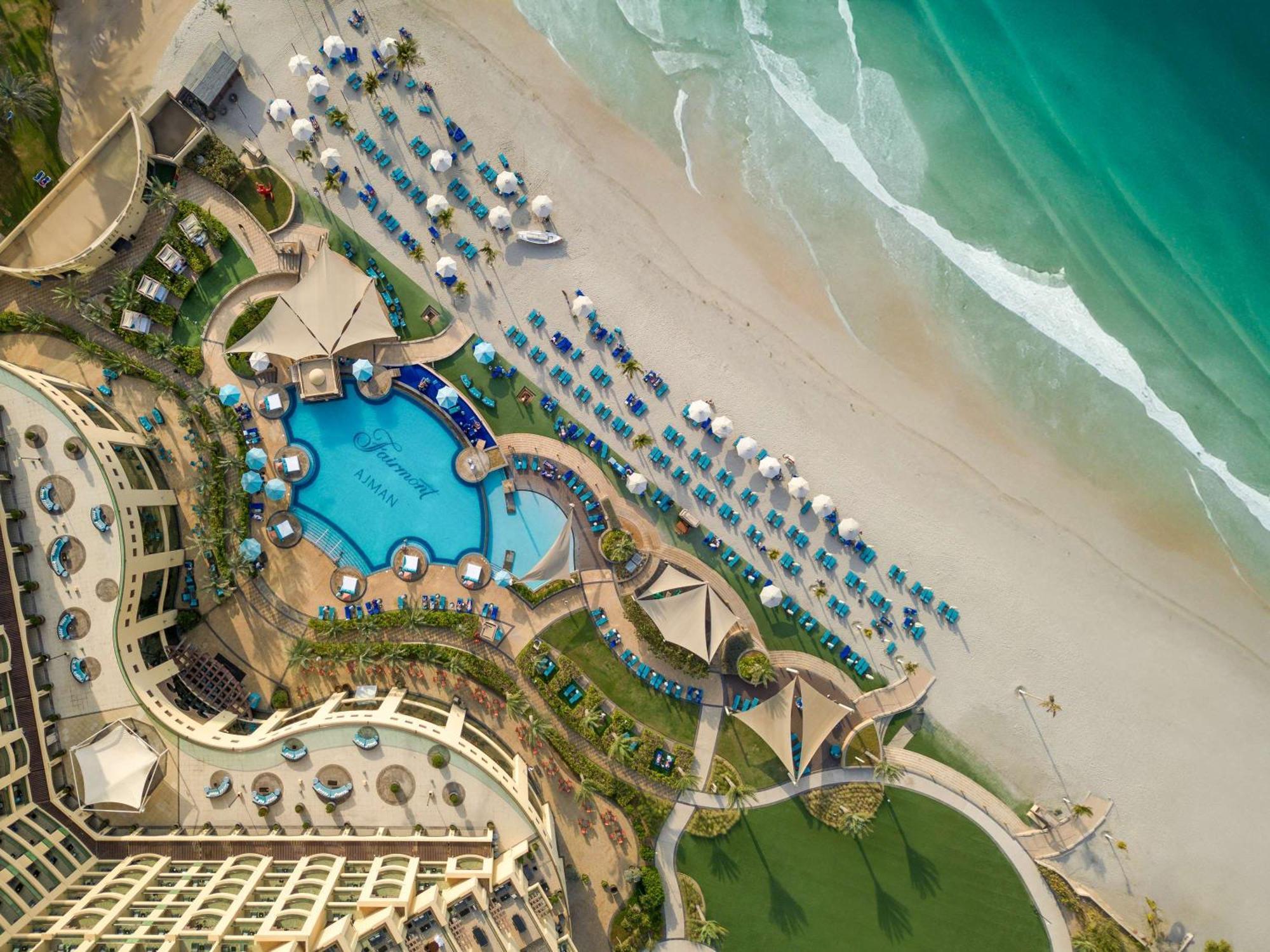 ホテル フェアモント アジュマーン エクステリア 写真 Aerial view of the pool and beach at the Hyatt Regency La Jolla