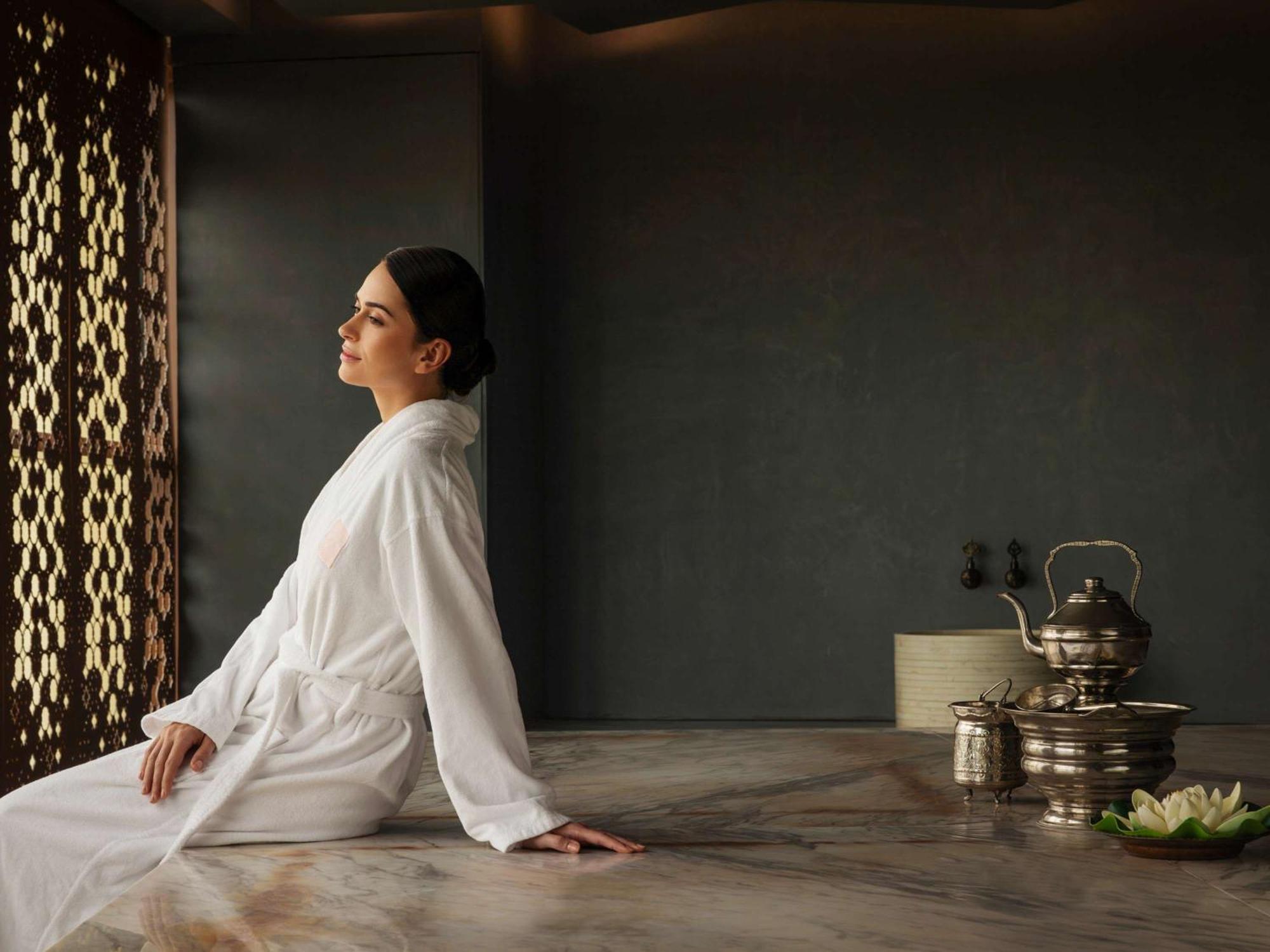 ホテル フェアモント アジュマーン エクステリア 写真 A woman in a spa