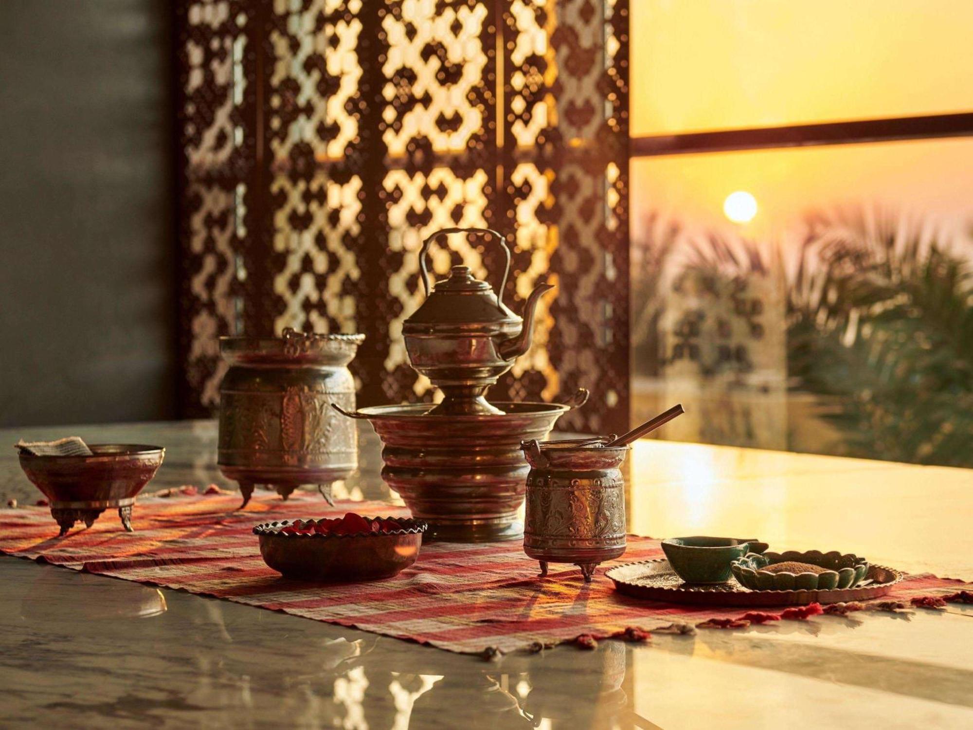 ホテル フェアモント アジュマーン エクステリア 写真 A traditional Moroccan tea set