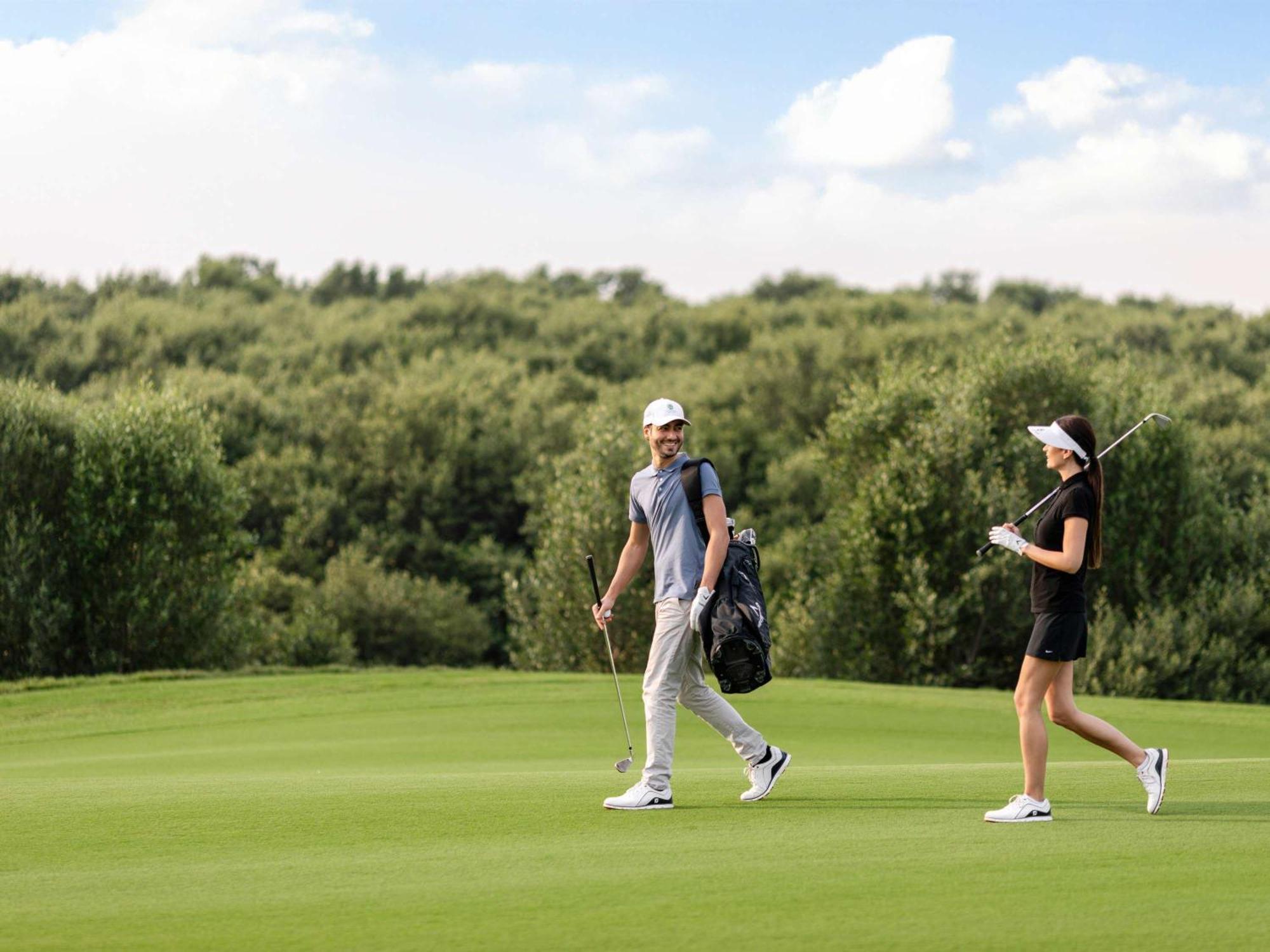 ホテル フェアモント アジュマーン エクステリア 写真 Golfers at the 2019 Women's Open