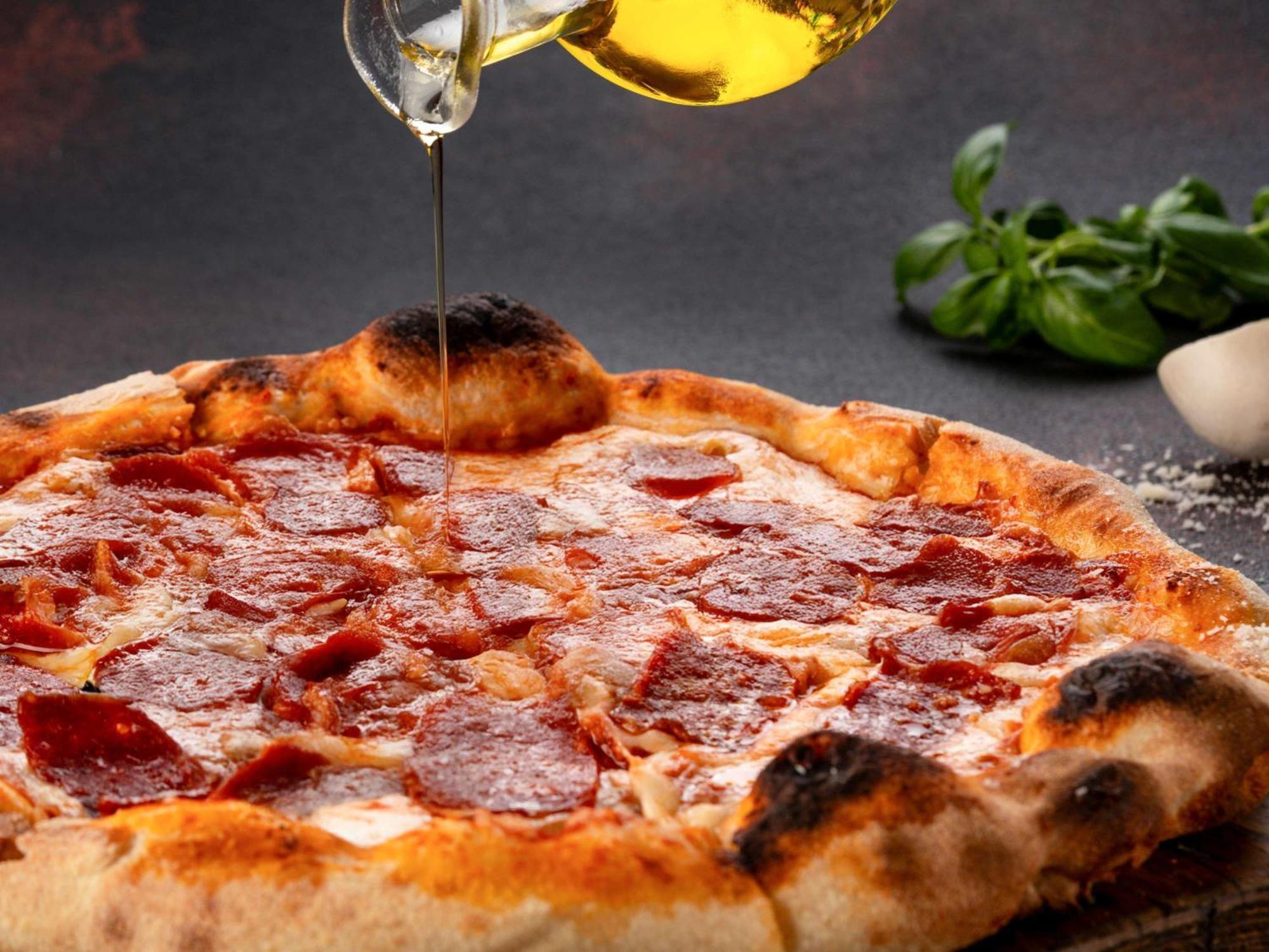 ホテル フェアモント アジュマーン エクステリア 写真 A salami pizza