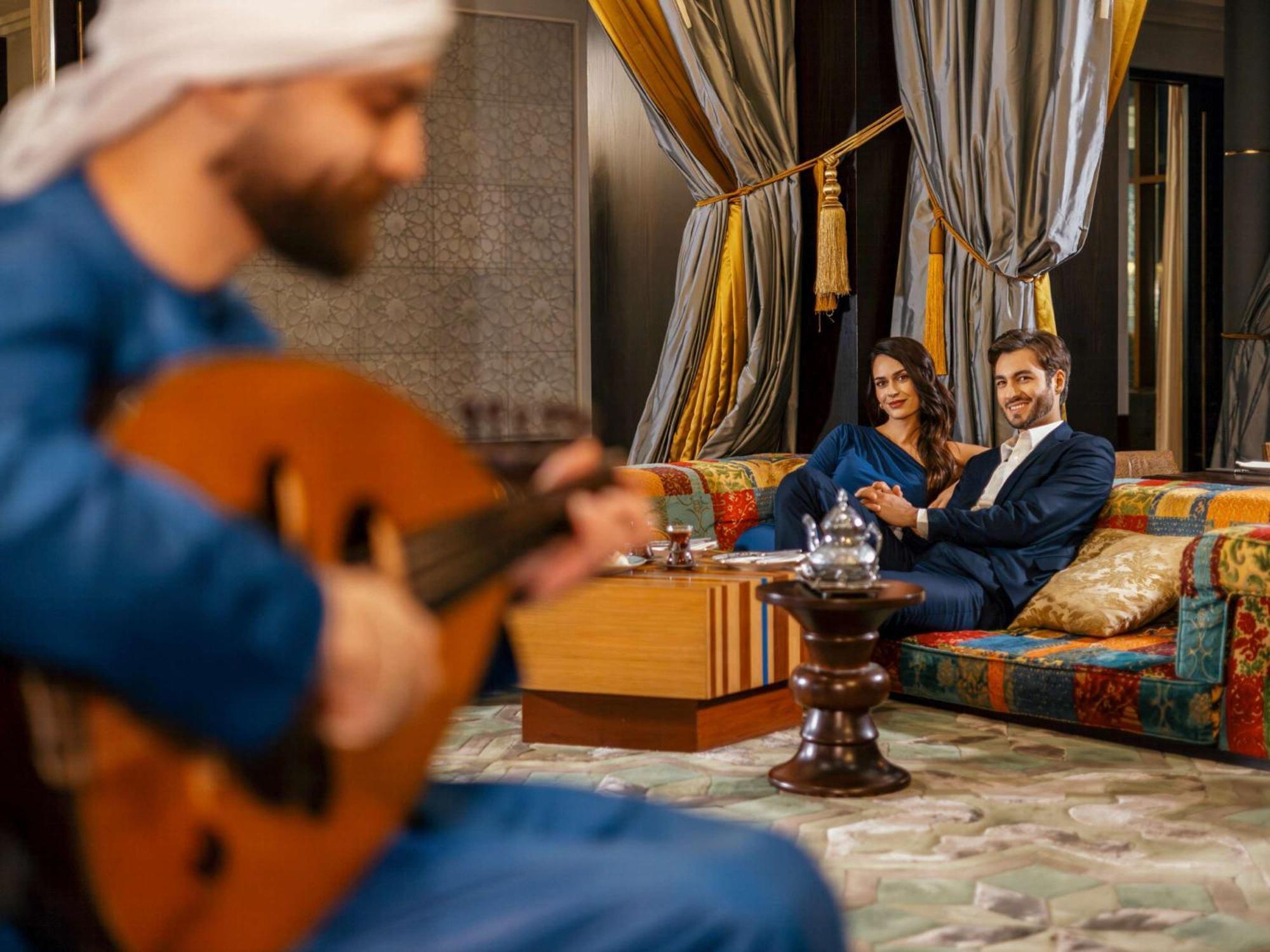 ホテル フェアモント アジュマーン エクステリア 写真 A man playing the oud