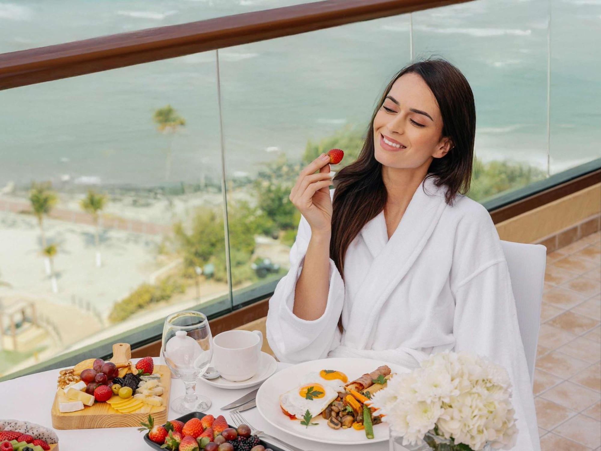 ホテル フェアモント アジュマーン エクステリア 写真 A woman wearing a bathrobe