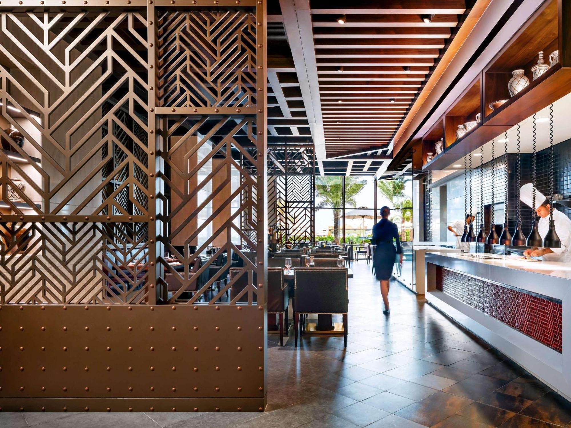 ホテル フェアモント アジュマーン エクステリア 写真 The interior of a Starbucks Reserve store in Seattle, Washington