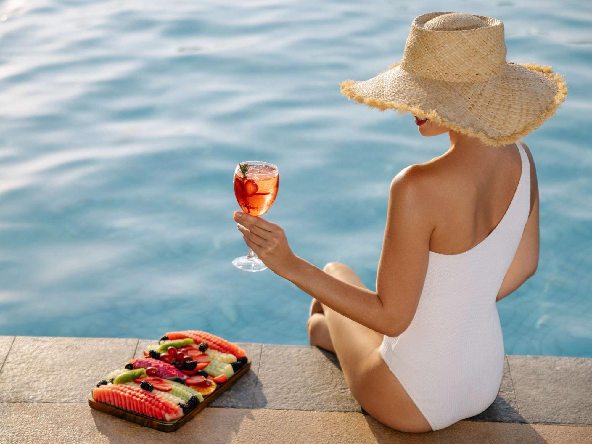 ホテル フェアモント アジュマーン エクステリア 写真 A woman wearing a swimsuit