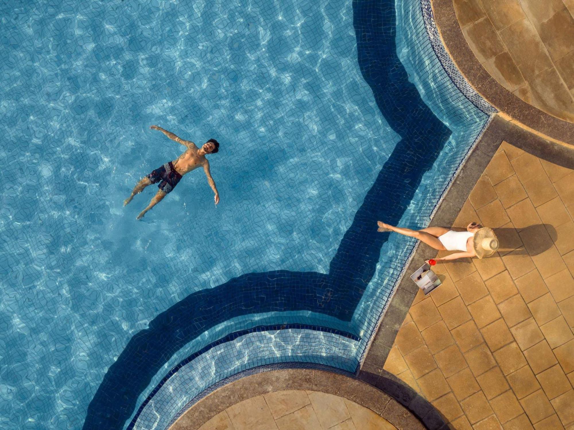 ホテル フェアモント アジュマーン エクステリア 写真 Aerial view of a swimming pool